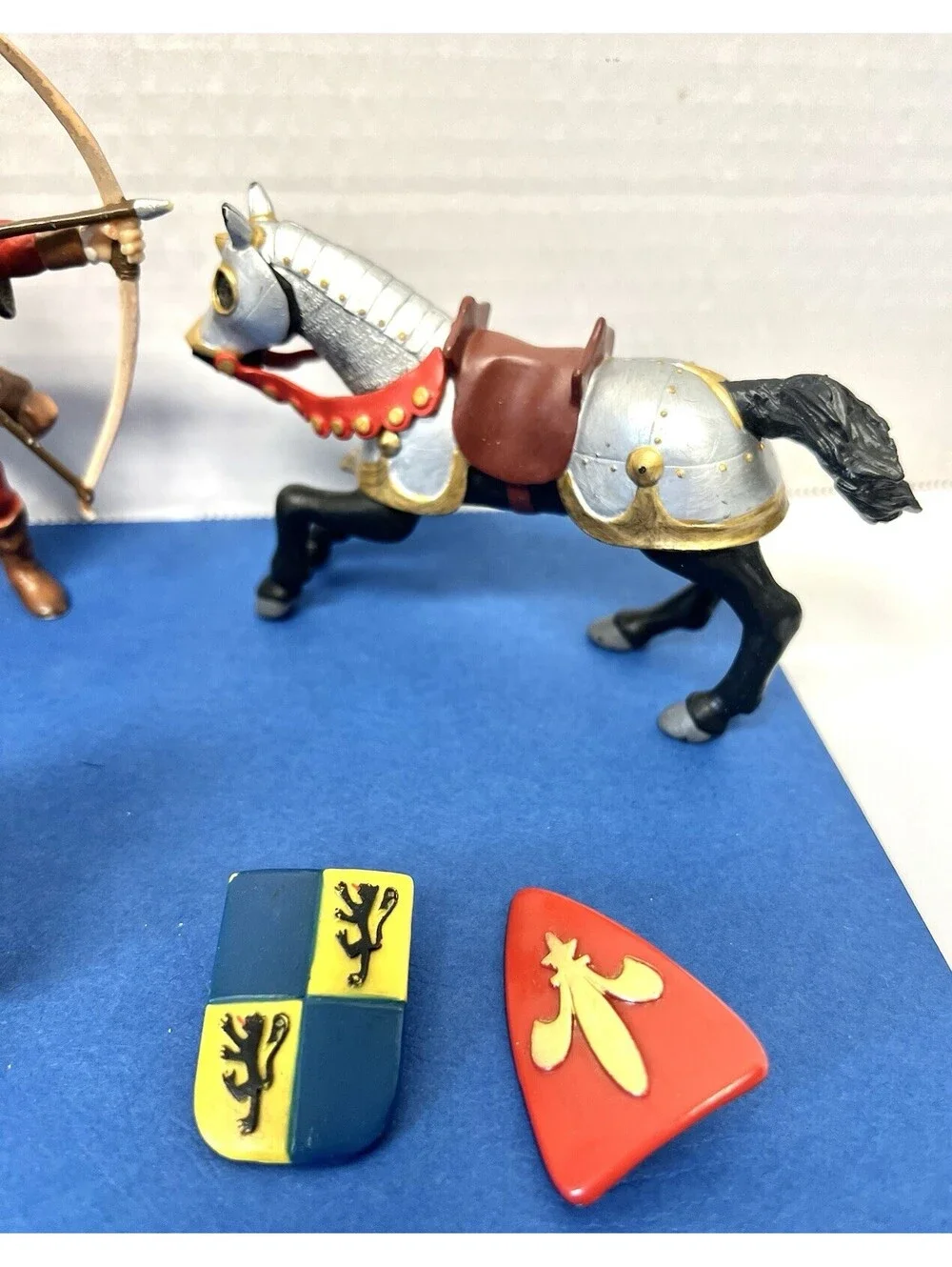 World of Knights SCHLEICH Knight Foot Soldier Sword Shield Hammer 2003 Horse LOT